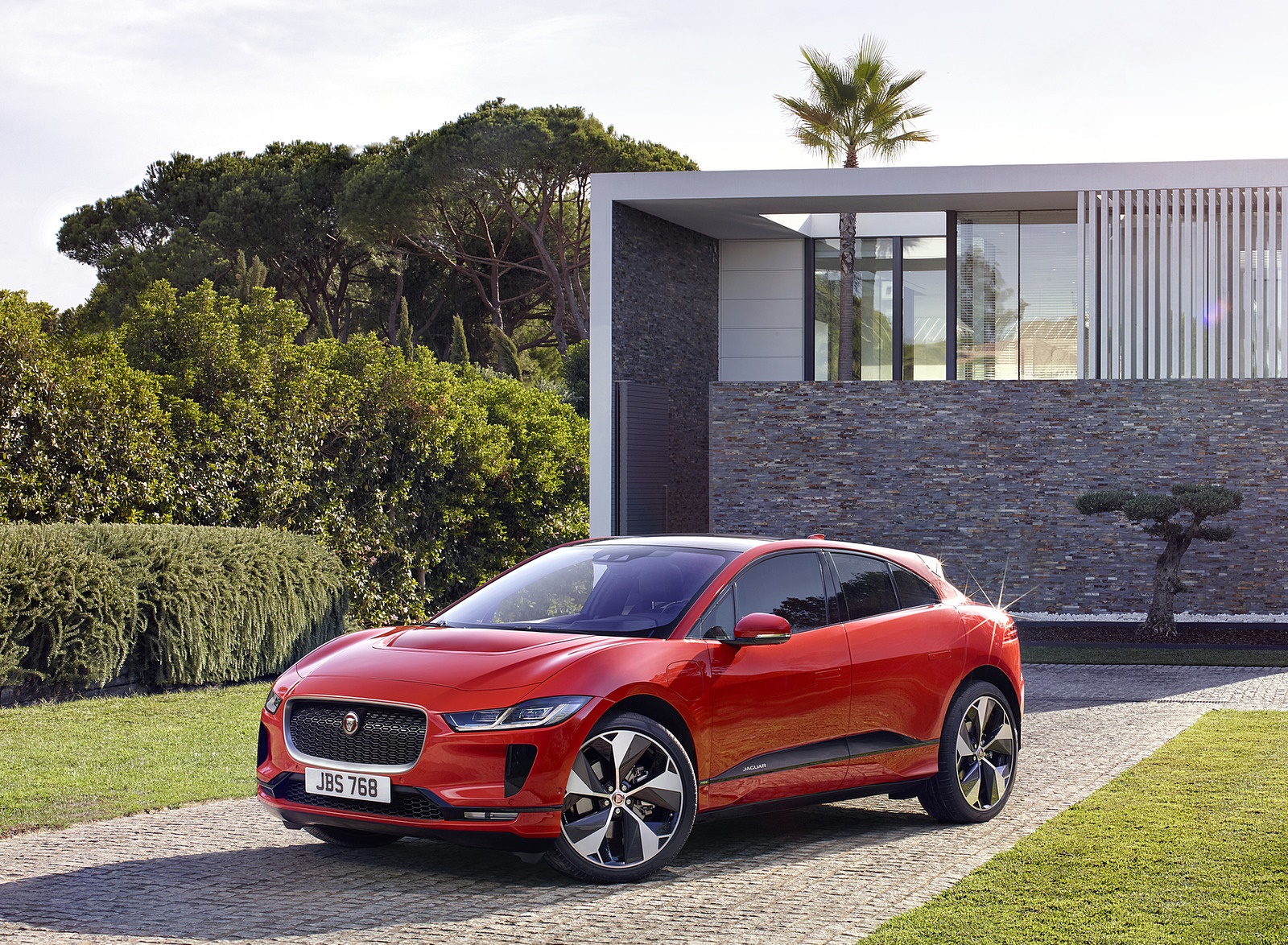 2019 Jaguar I-PACE (Color: Photon Red) Front Three-Quarter Wallpapers #88 of 192