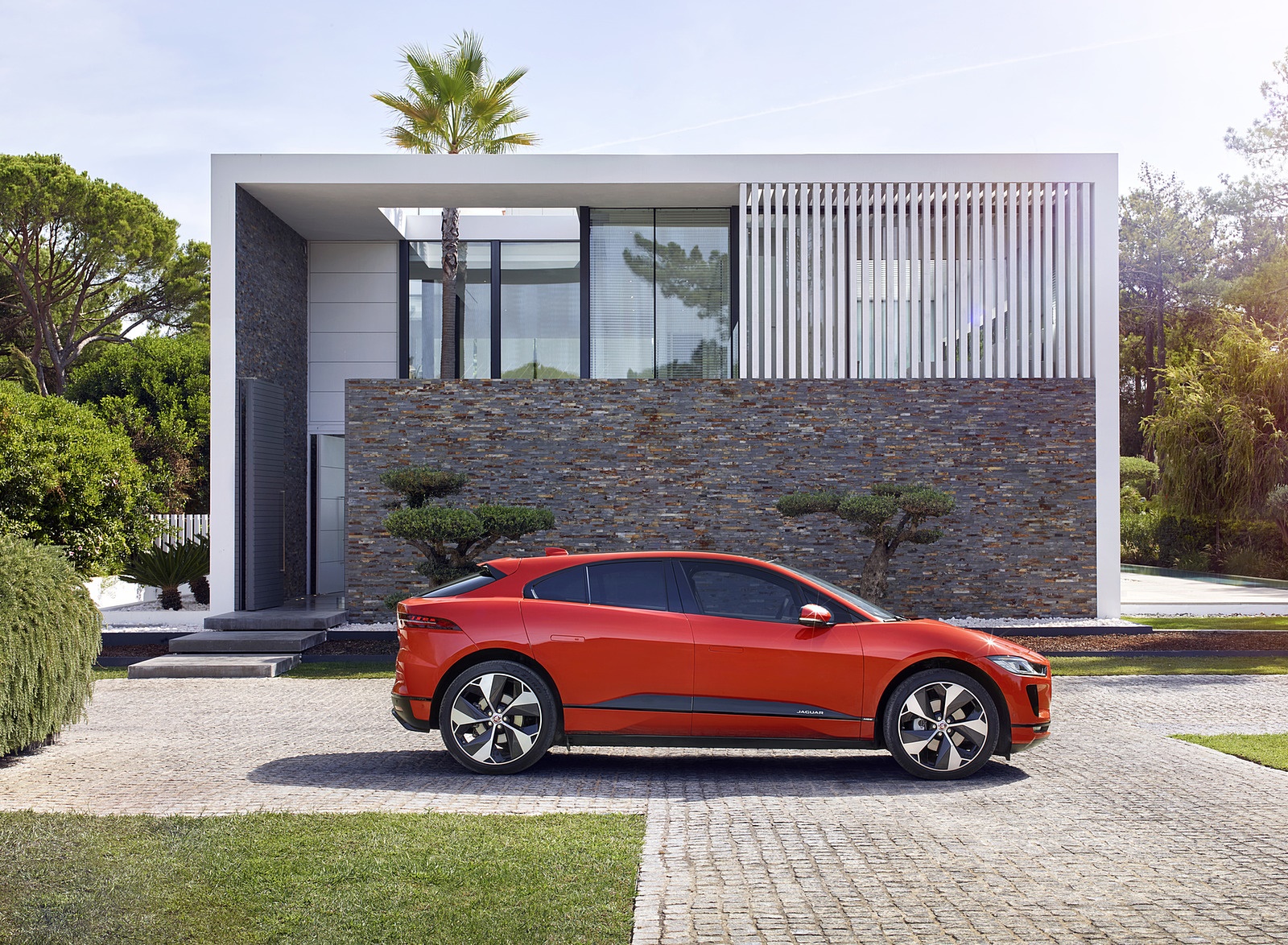 2019 Jaguar I-PACE (Color: Photon Red) Side Wallpapers #94 of 192