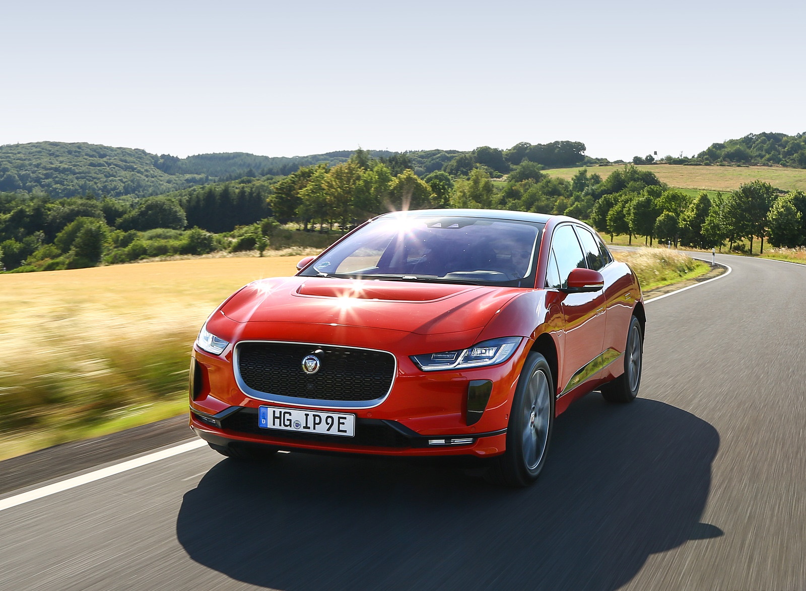2019 Jaguar I-PACE EV400 AWD HSE First Edition (Color: Photon Red) Front Three-Quarter Wallpapers (2)