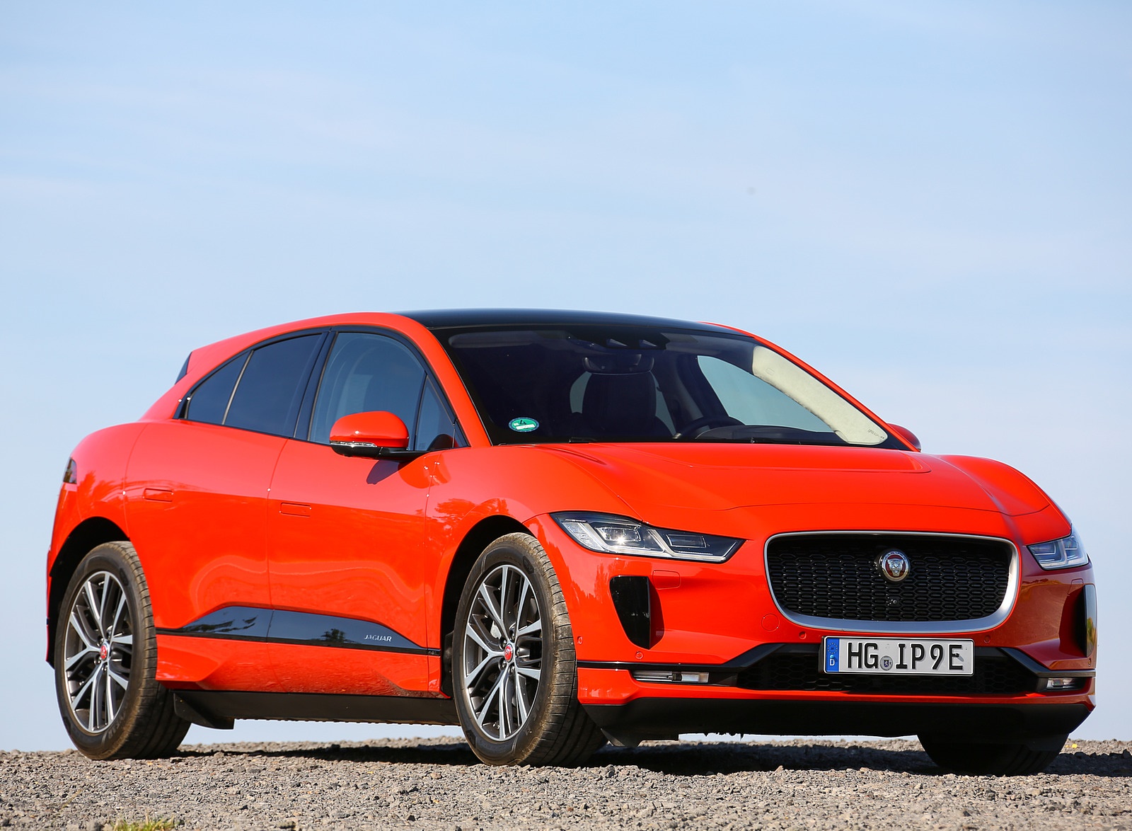 2019 Jaguar I-PACE EV400 AWD HSE First Edition (Color: Photon Red) Front Three-Quarter Wallpapers #55 of 192