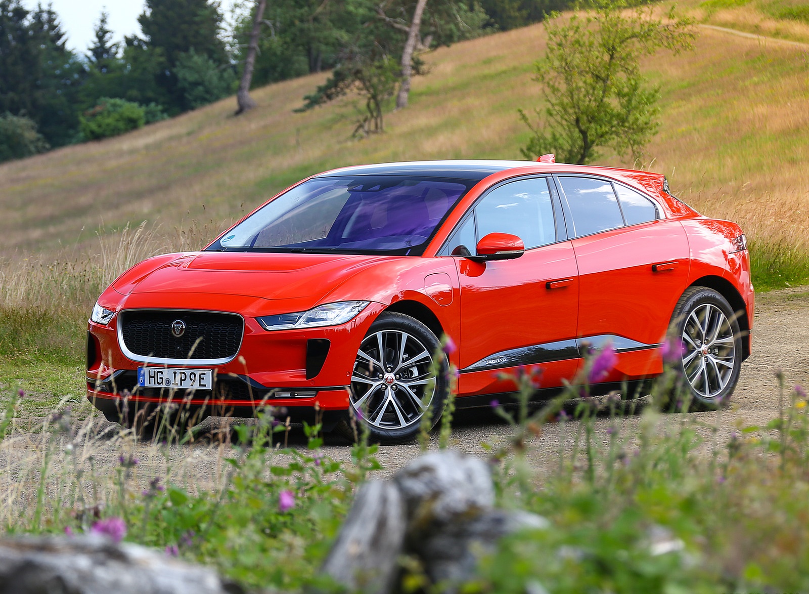 2019 Jaguar I-PACE EV400 AWD HSE First Edition (Color: Photon Red) Front Three-Quarter Wallpapers #46 of 192