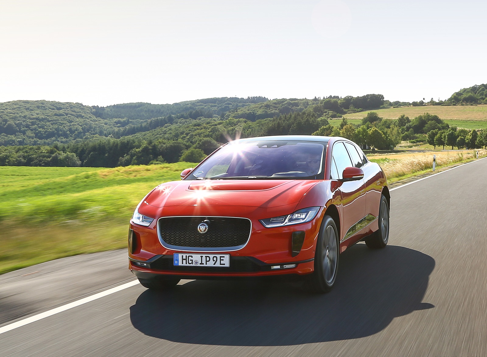 2019 Jaguar I-PACE EV400 AWD HSE First Edition (Color: Photon Red) Front Three-Quarter Wallpapers (3)
