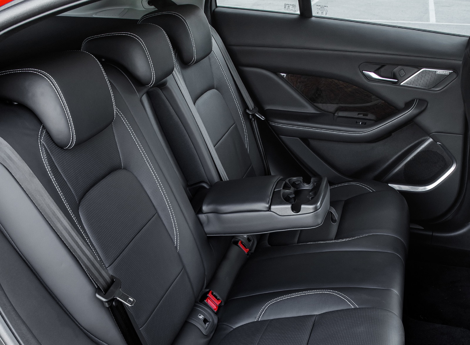 Jaguar XF салон сзади