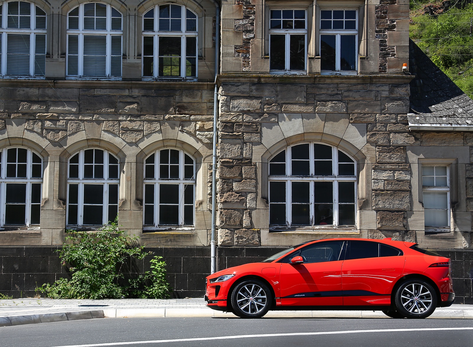 2019 Jaguar I-PACE EV400 AWD HSE First Edition (Color: Photon Red) Side Wallpapers #64 of 192