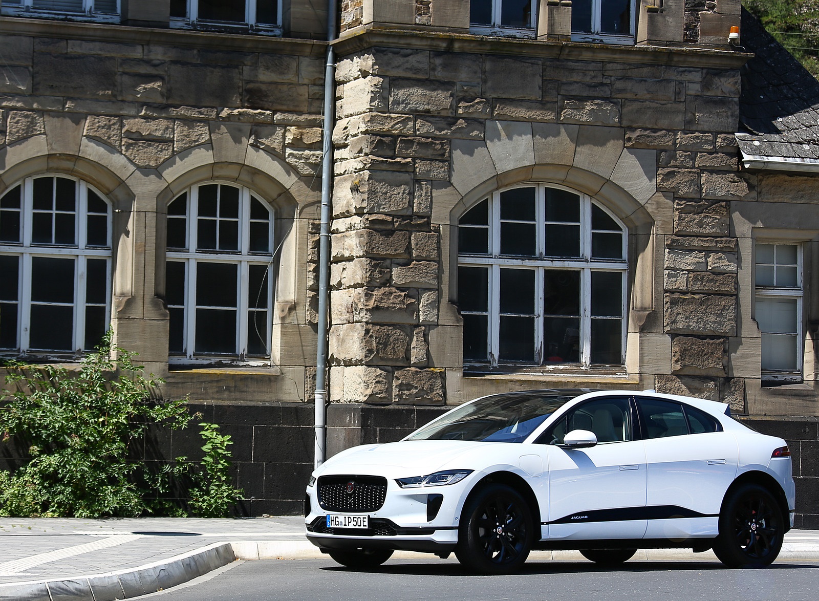 2019 Jaguar I-PACE EV400 AWD S (Color: Yulong White) Front Three-Quarter Wallpapers #173 of 192