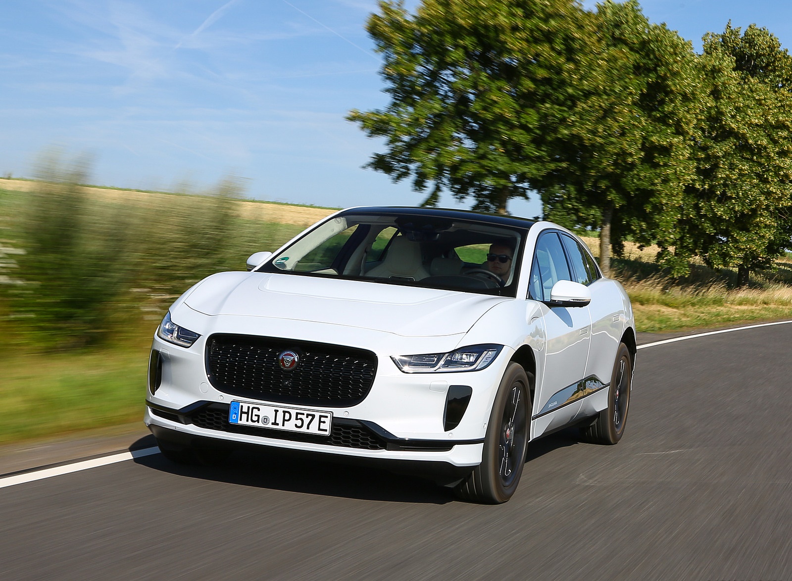 2019 Jaguar I-PACE EV400 AWD S (Color: Yulong White) Front Three-Quarter Wallpapers #166 of 192