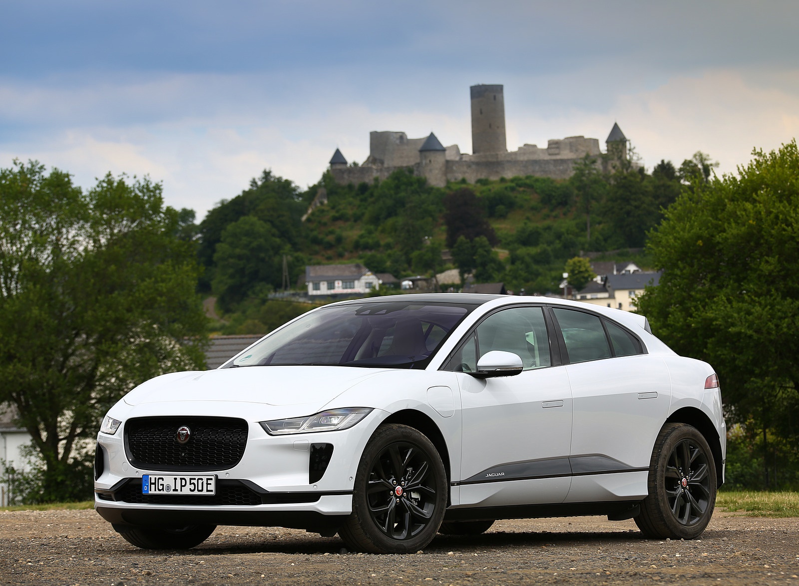 2019 Jaguar I-PACE EV400 AWD S (Color: Yulong White) Front Three-Quarter Wallpapers #174 of 192