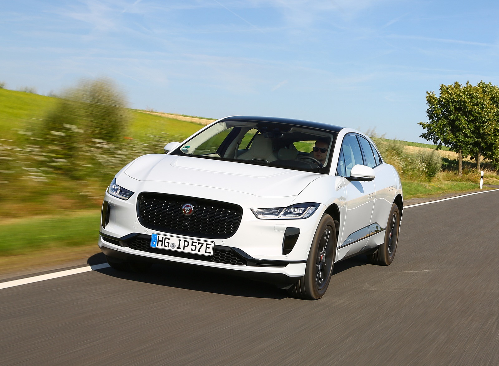 2019 Jaguar I-PACE EV400 AWD S (Color: Yulong White) Front Three-Quarter Wallpapers #167 of 192