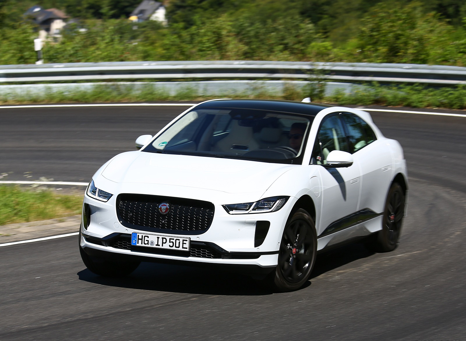 2019 Jaguar I-PACE EV400 AWD S (Color: Yulong White) Front Three-Quarter Wallpapers #160 of 192