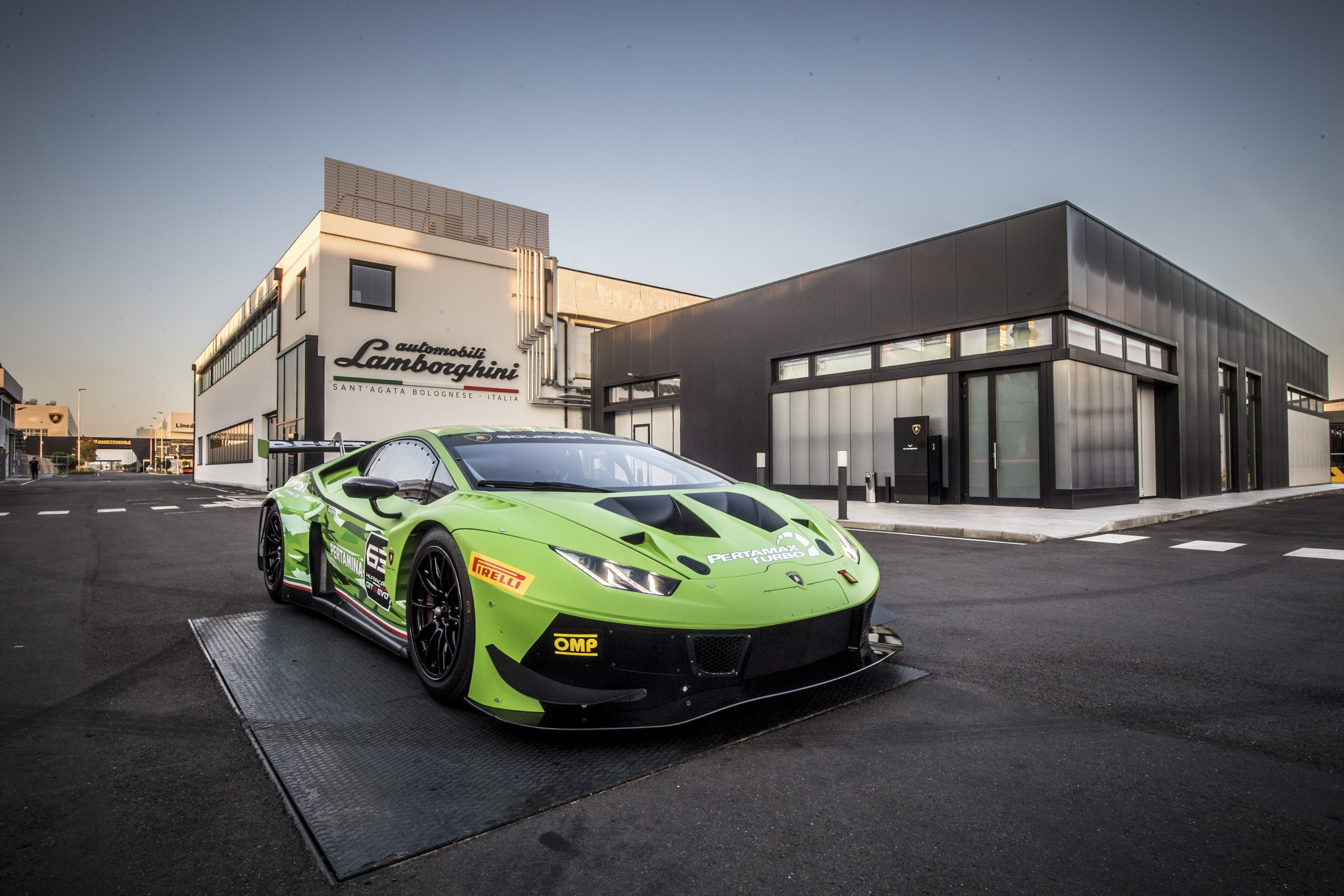 2019 Lamborghini Huracán GT3 EVO Front Three-Quarter Wallpapers #10 of 21