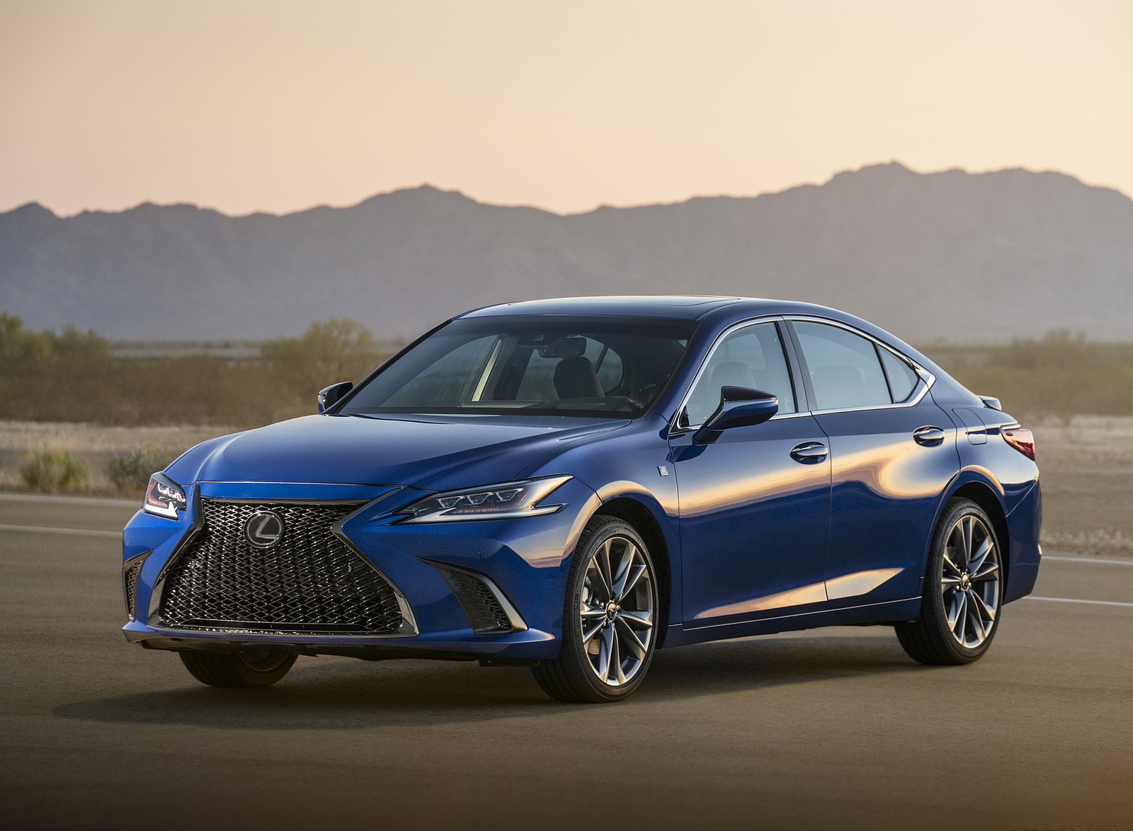 2019 Lexus ES 350 F-Sport Front Three-Quarter Wallpapers (4)