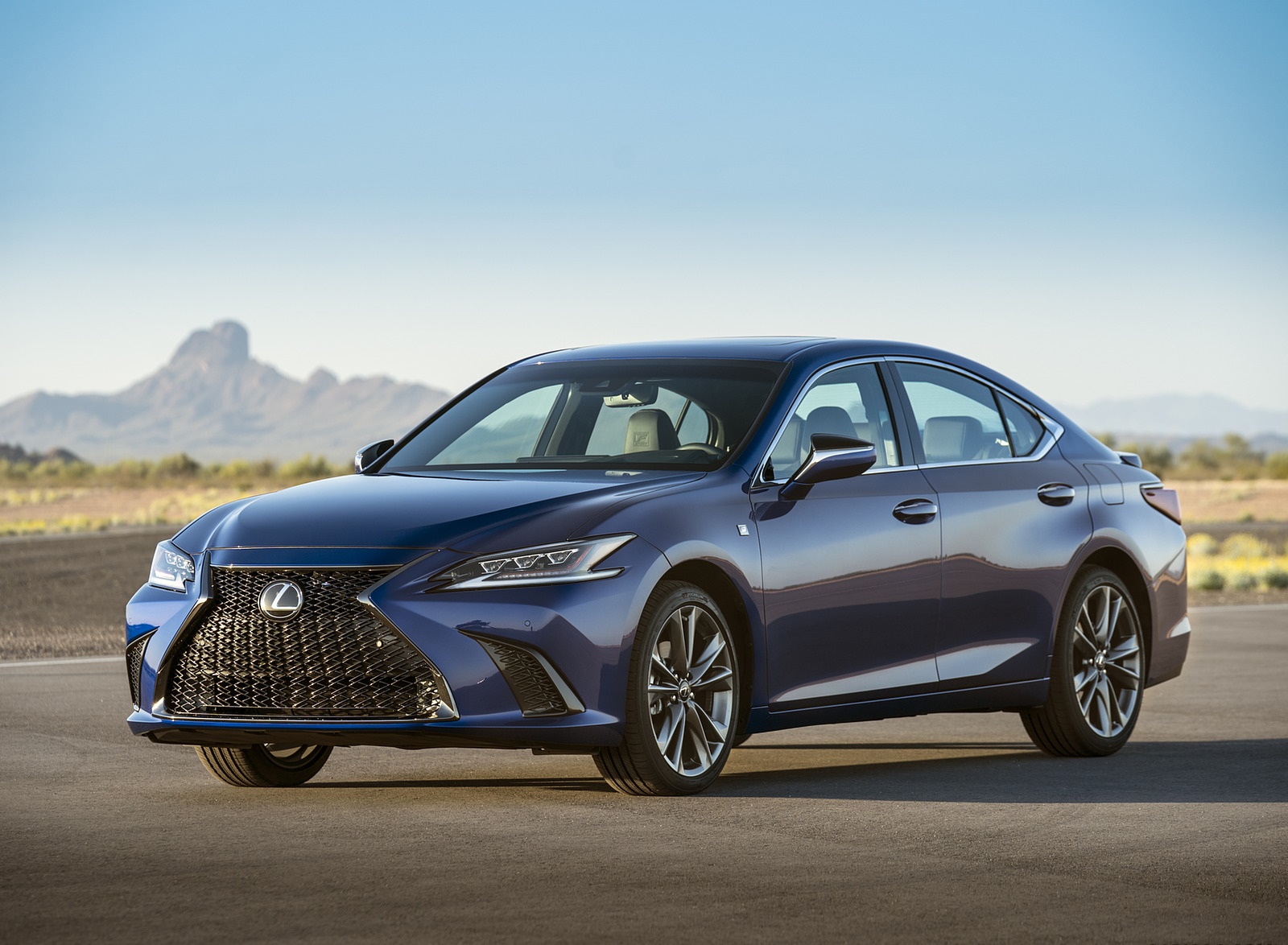 2019 Lexus ES 350 F-Sport Front Three-Quarter Wallpapers (2)