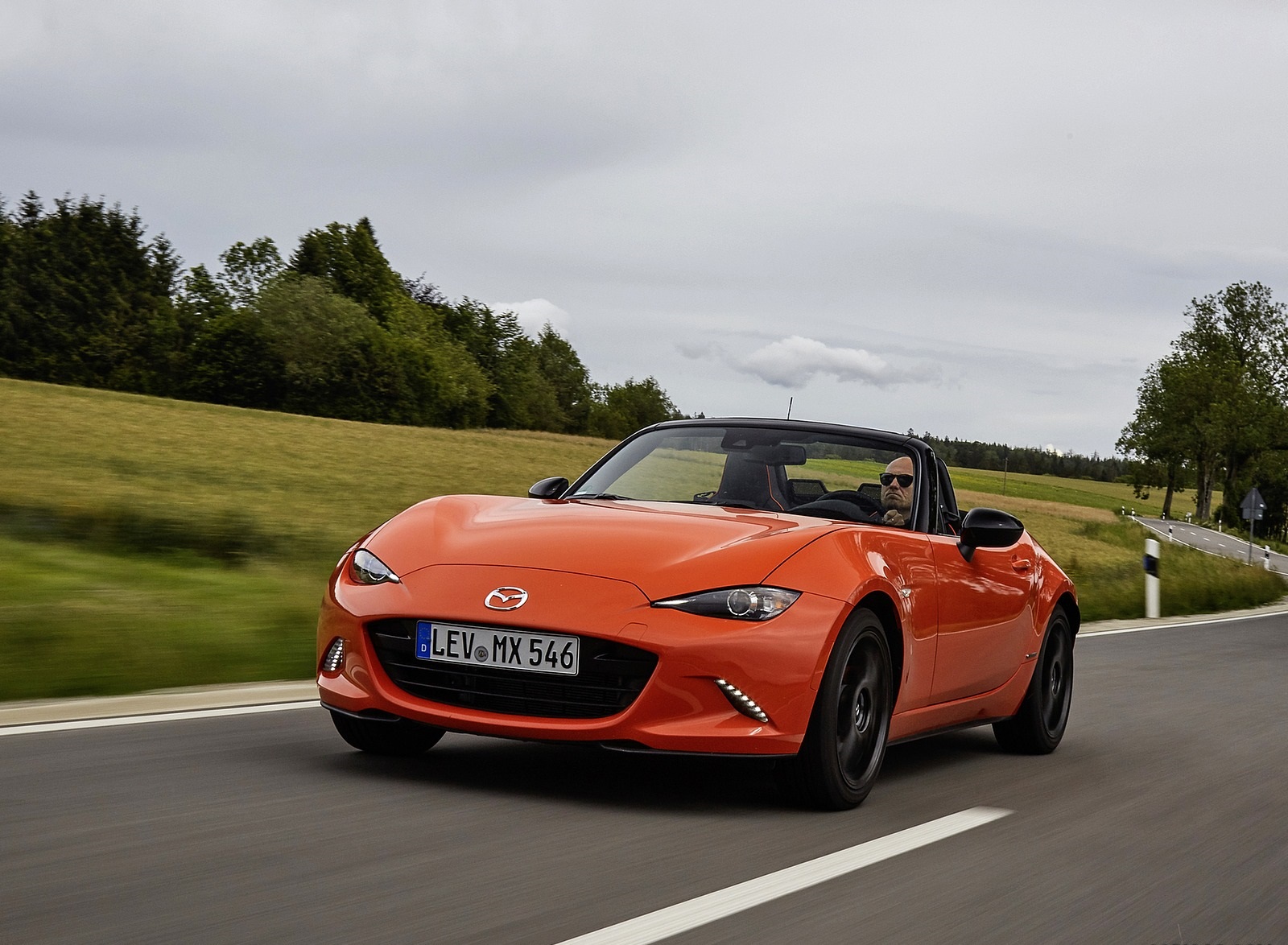 2019 Mazda MX-5 Miata 30th Anniversary Edition Front Three-Quarter Wallpapers #8 of 87