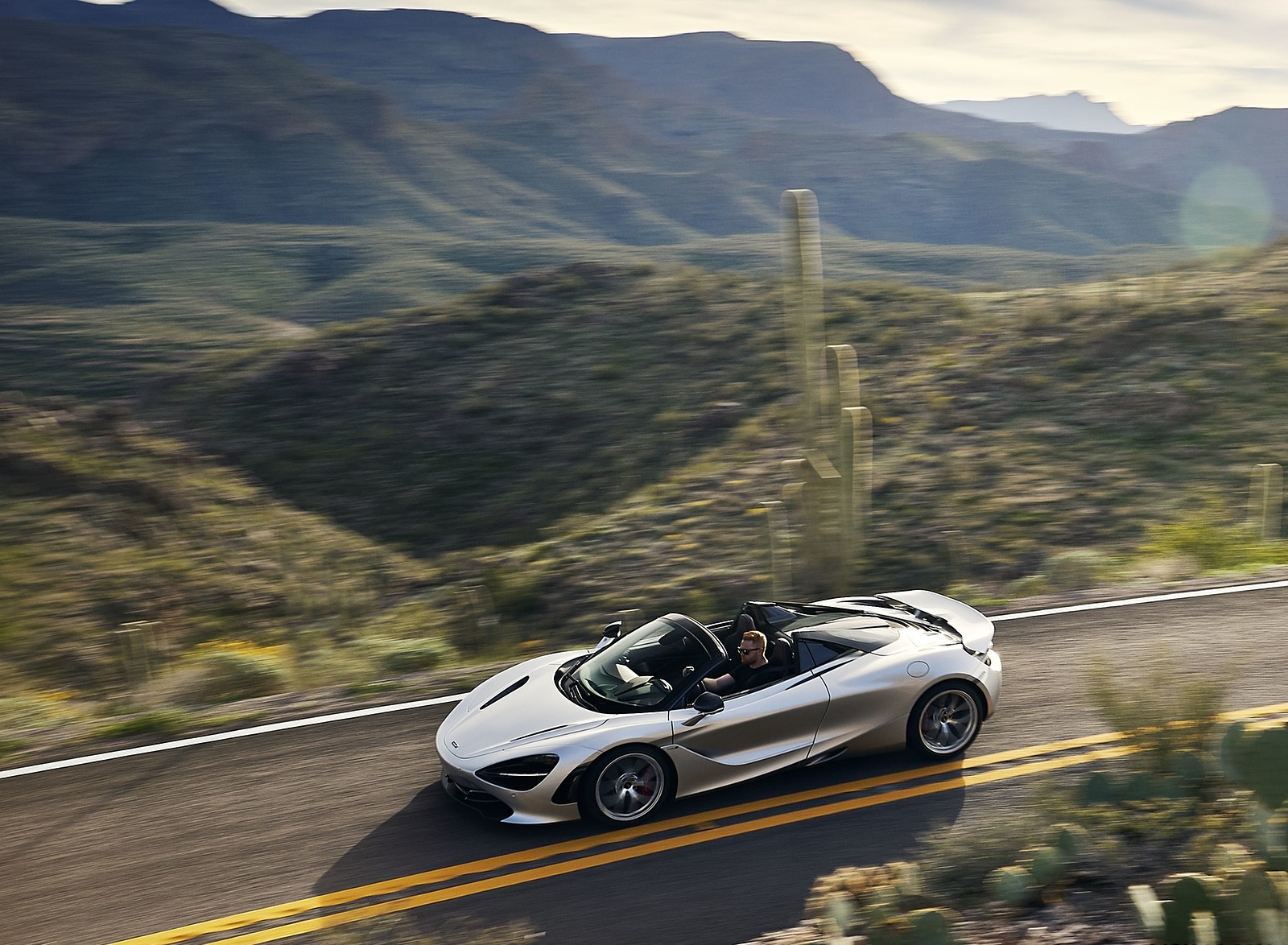 MCLAREN 720s серебристый