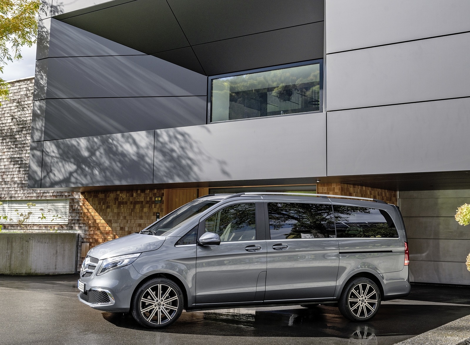 2019 Mercedes-Benz V-Class EXCLUSIVE Line (Color: Selenit Grey Metallic) Side Wallpapers #21 of 75