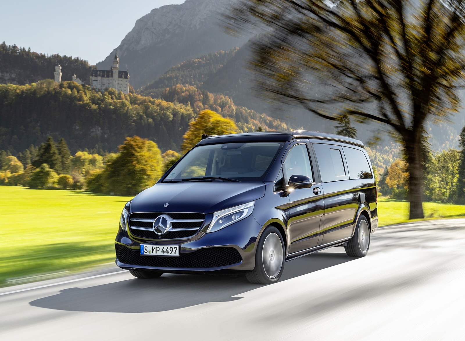 2019 Mercedes-Benz V-Class Marco Polo (Color: Cavansit Blue Metallic) Front Three-Quarter Wallpapers #39 of 75