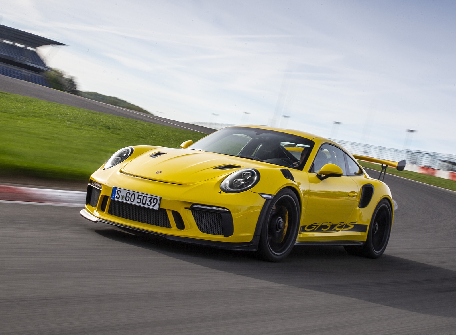 2019 Porsche 911 GT3 RS (Color: Racing Yellow) Front Three-Quarter Wallpapers #38 of 209