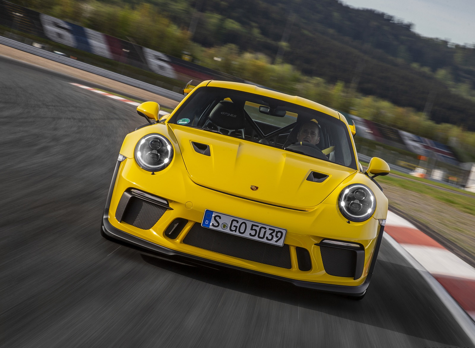 Порше gt3 желтый