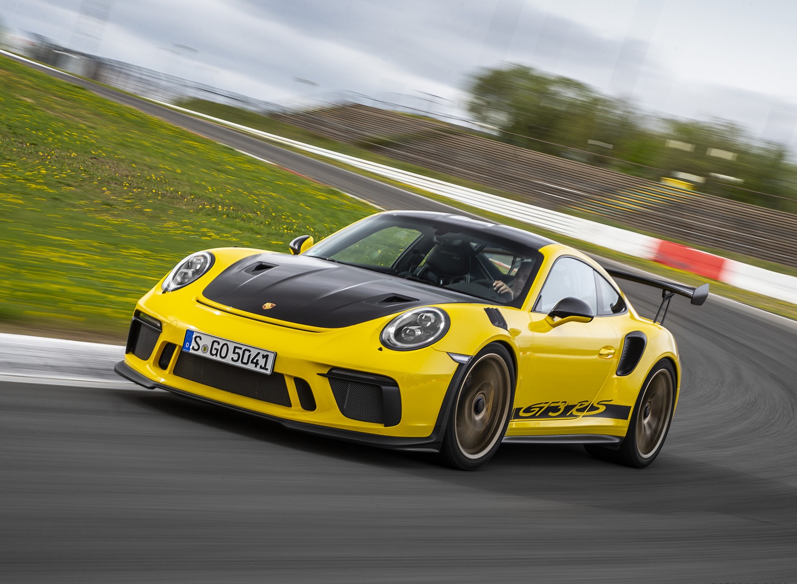 2019 Porsche 911 GT3 RS Weissach Package (Color: Racing Yellow) Front Three-Quarter Wallpapers #10 of 209