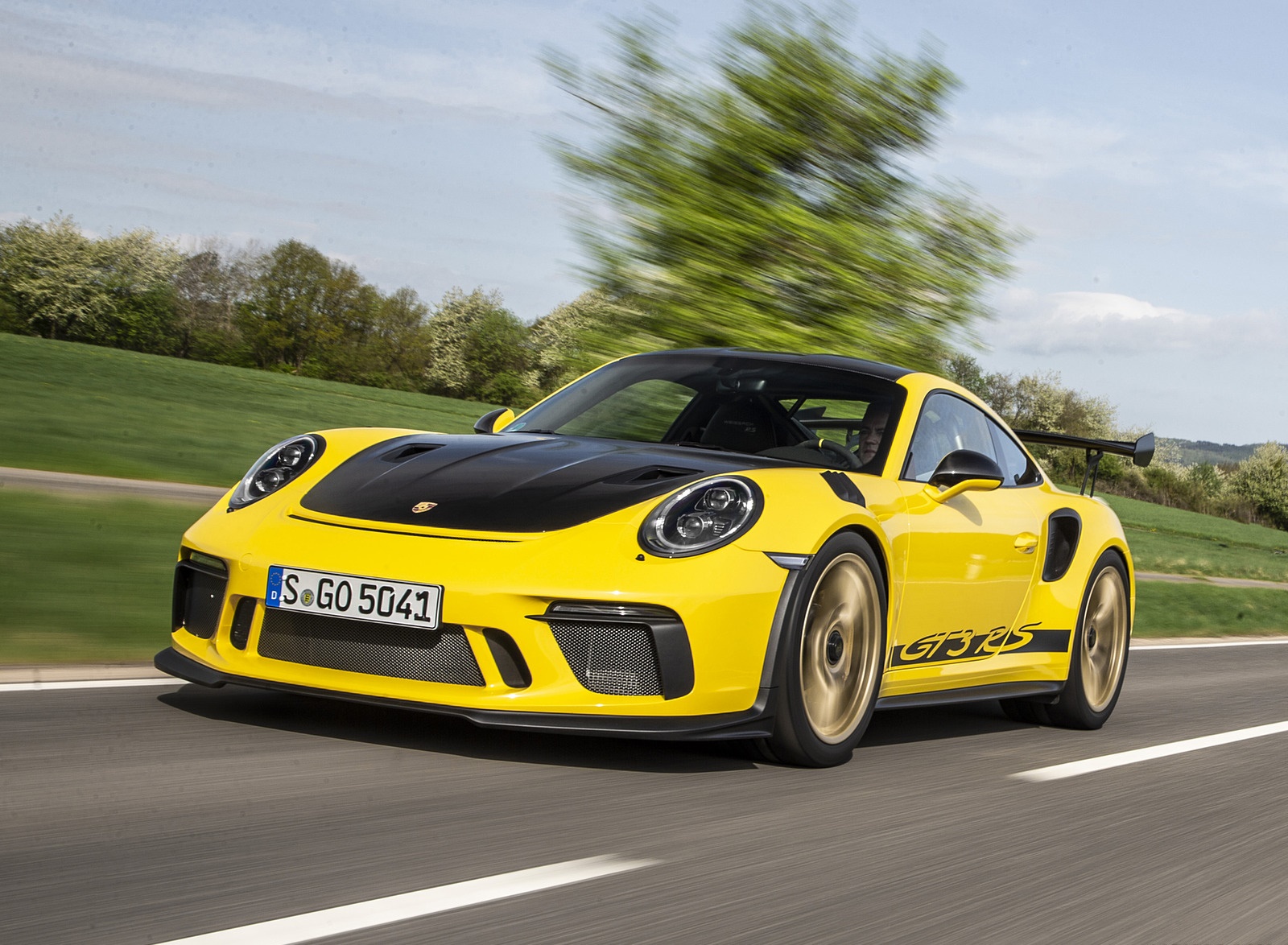 2019 Porsche 911 GT3 RS Weissach Package (Color: Racing Yellow) Front Three-Quarter Wallpapers (9)