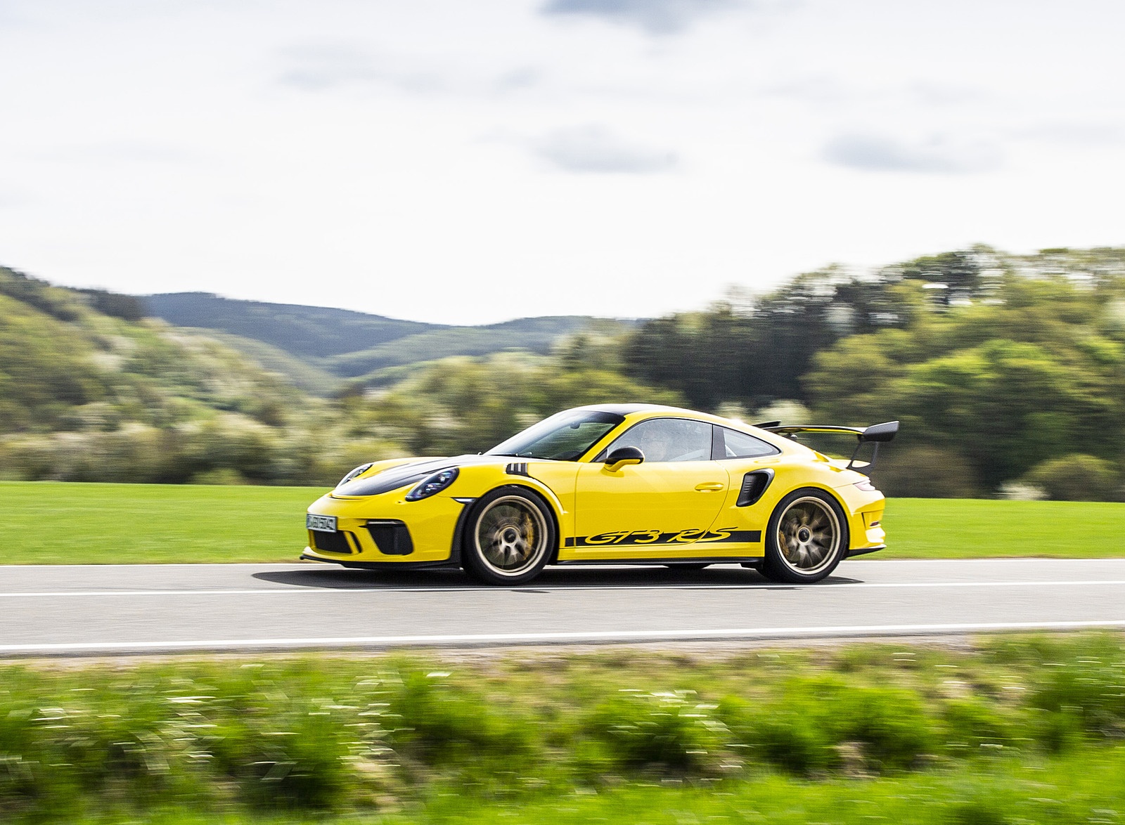 2019 Porsche 911 GT3 RS Weissach Package (Color: Racing Yellow) Side Wallpapers #7 of 209