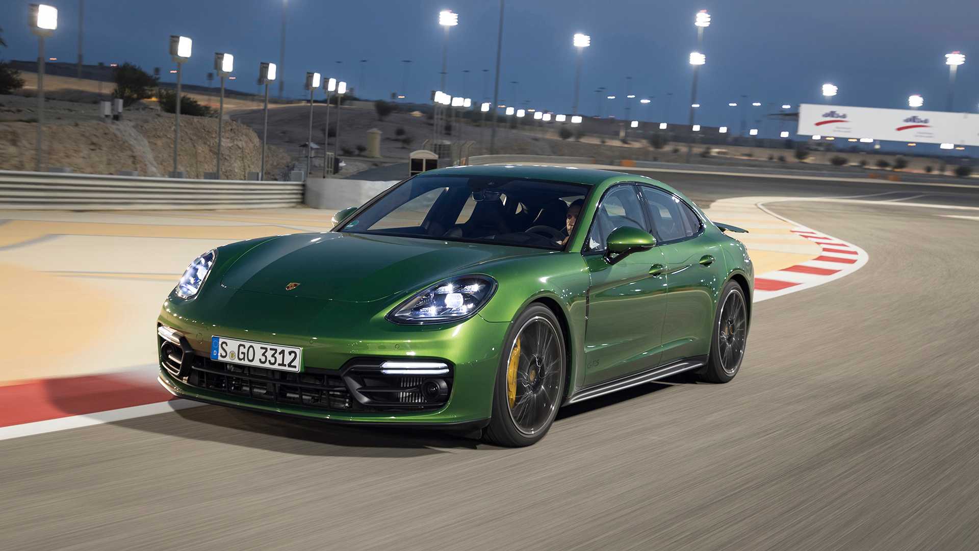 2019 Porsche Panamera GTS (Color: Mamba Green Metallic) Front Three-Quarter Wallpapers #20 of 113