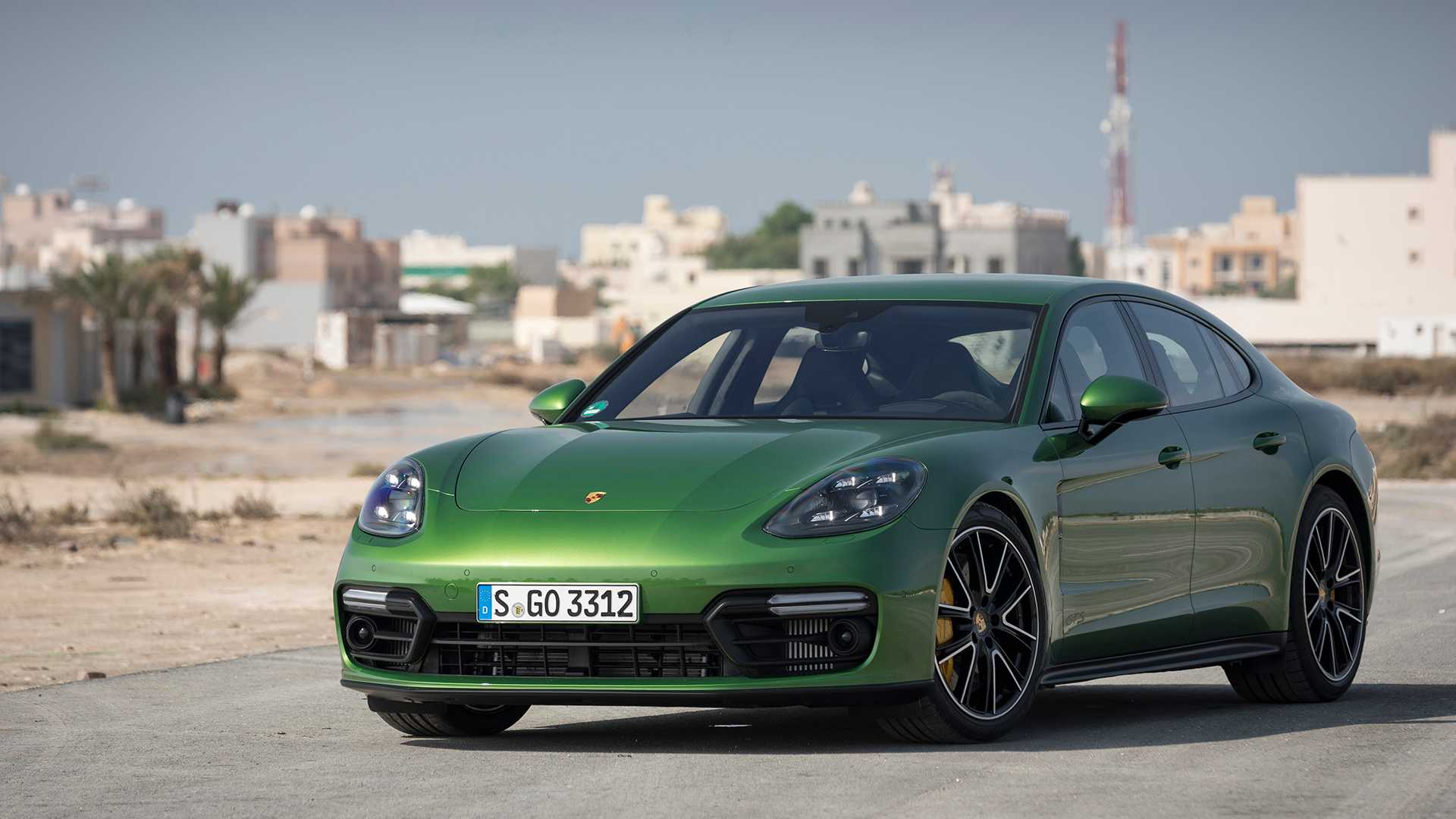 2019 Porsche Panamera GTS (Color: Mamba Green Metallic) Front Three-Quarter Wallpapers #37 of 113