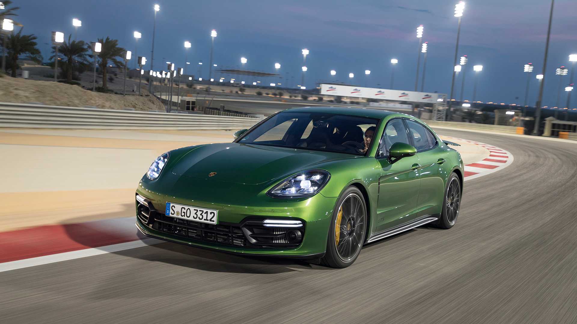 Porsche Panamera 2020 зеленая