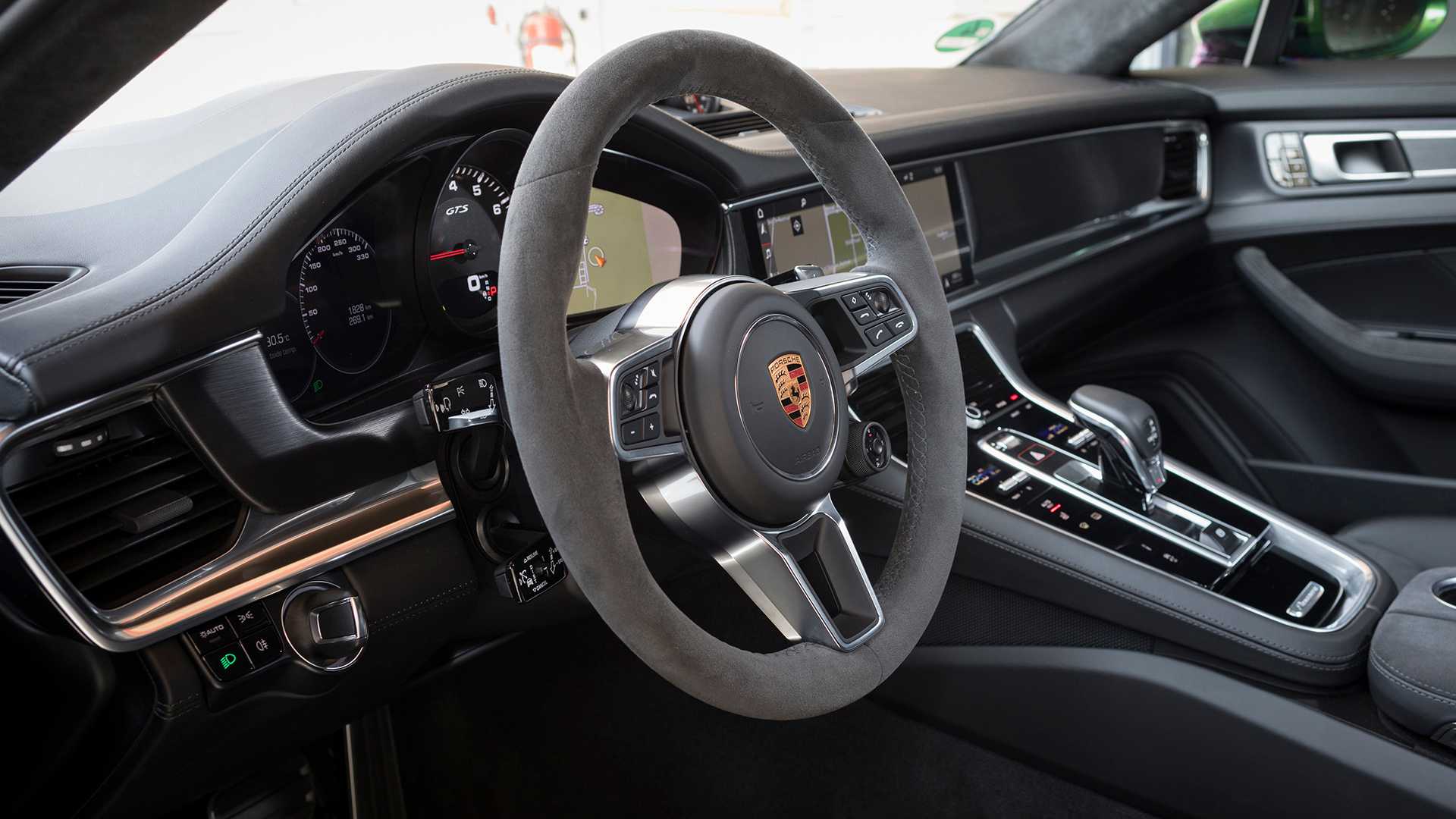 2019 Porsche Panamera GTS (Color: Mamba Green Metallic) Interior Wallpapers #53 of 113