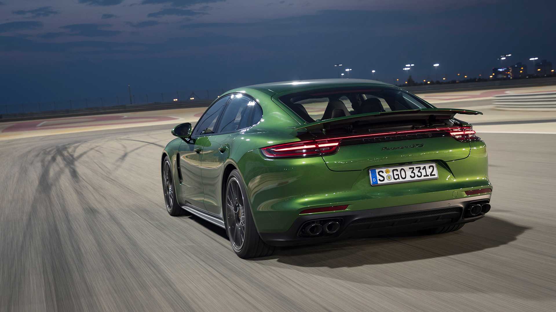 Porsche Panamera 2020 зеленая