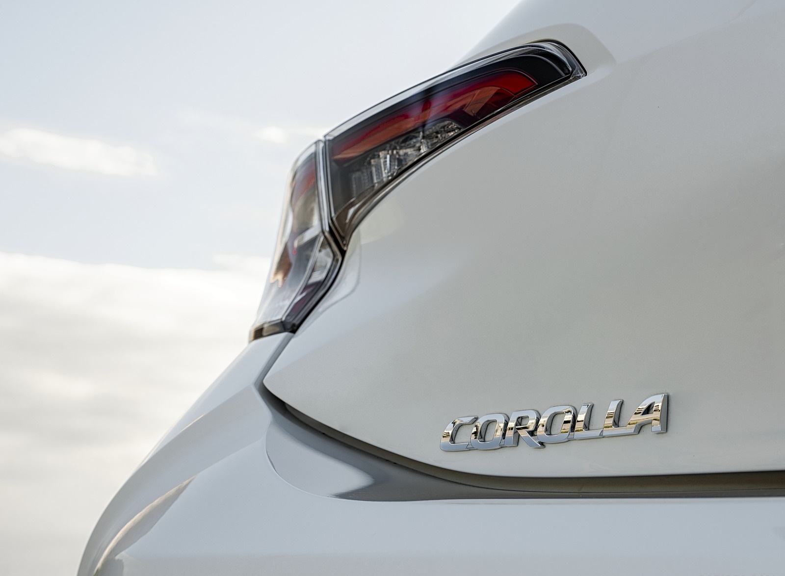 2019 Toyota Corolla Hatchback Hybrid 1.8L White Bitone (EU-Spec) Detail Wallpapers #69 of 81
