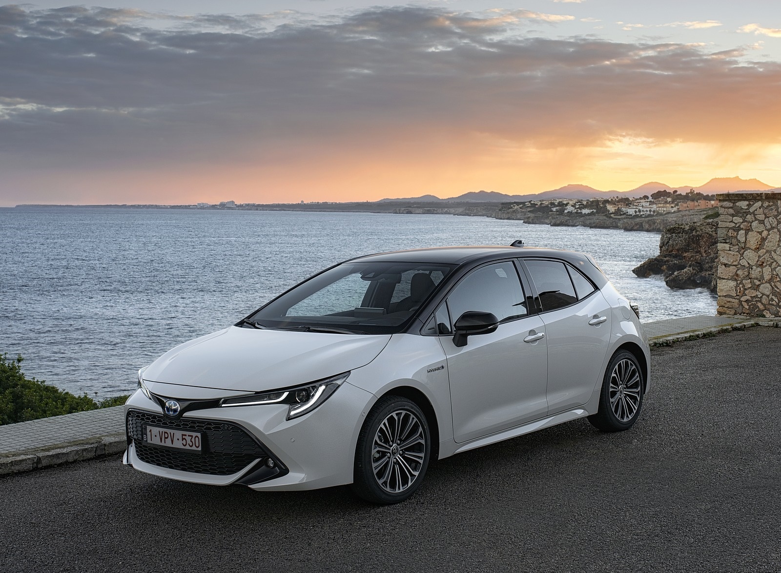 2019 Toyota Corolla Hatchback Hybrid 1.8L White Bitone (EU-Spec) Front Three-Quarter Wallpapers #64 of 81