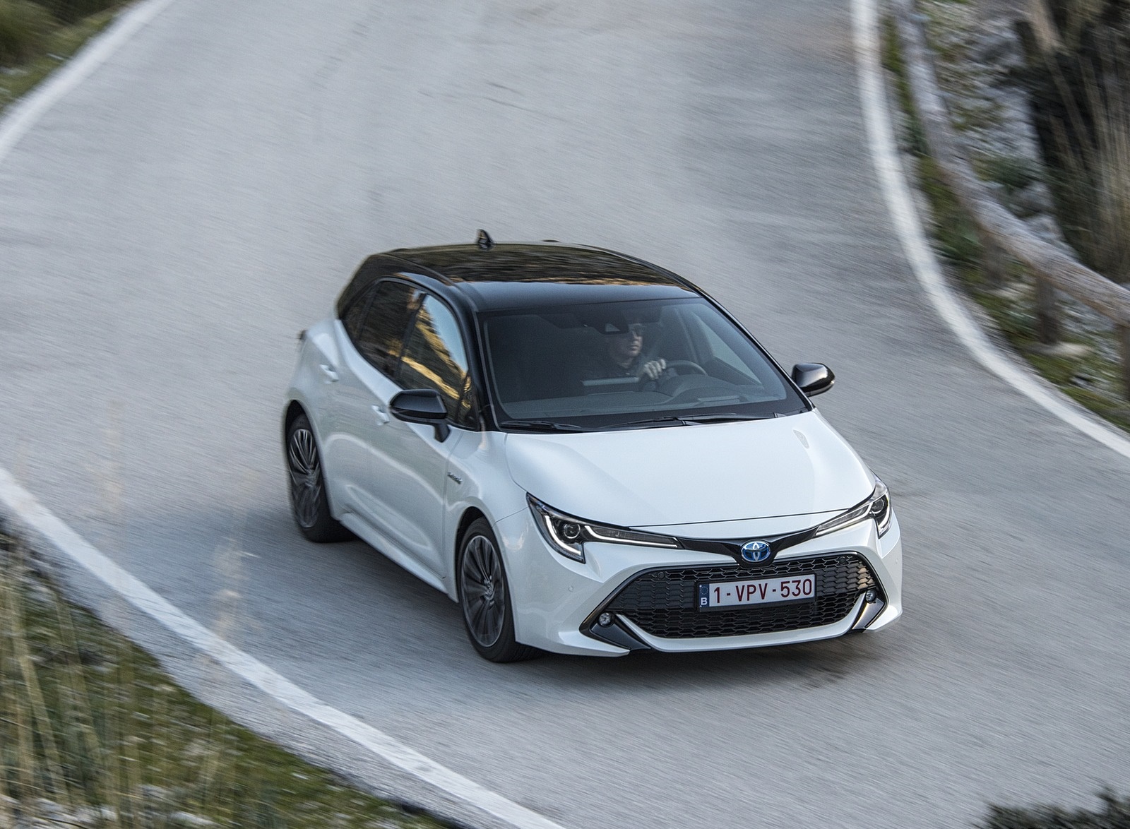 2019 Toyota Corolla Hatchback Hybrid 1.8L White Bitone (EU-Spec) Front Three-Quarter Wallpapers #53 of 81