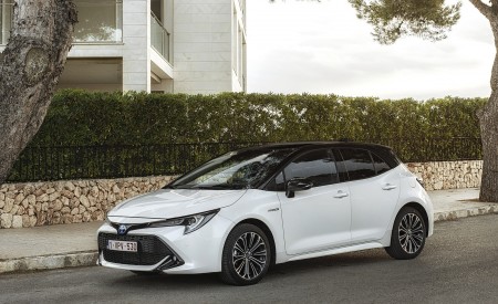 2019 Toyota Corolla Hatchback Hybrid 1.8L White Bitone (EU-Spec) Front Three-Quarter Wallpapers 450x275 (66)