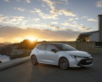 2019 Toyota Corolla Hatchback Hybrid 1.8L White Bitone (EU-Spec) Front Three-Quarter Wallpapers 150x120 (60)