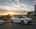 2019 Toyota Corolla Hatchback Hybrid 1.8L White Bitone (EU-Spec) Front Three-Quarter Wallpapers 150x120