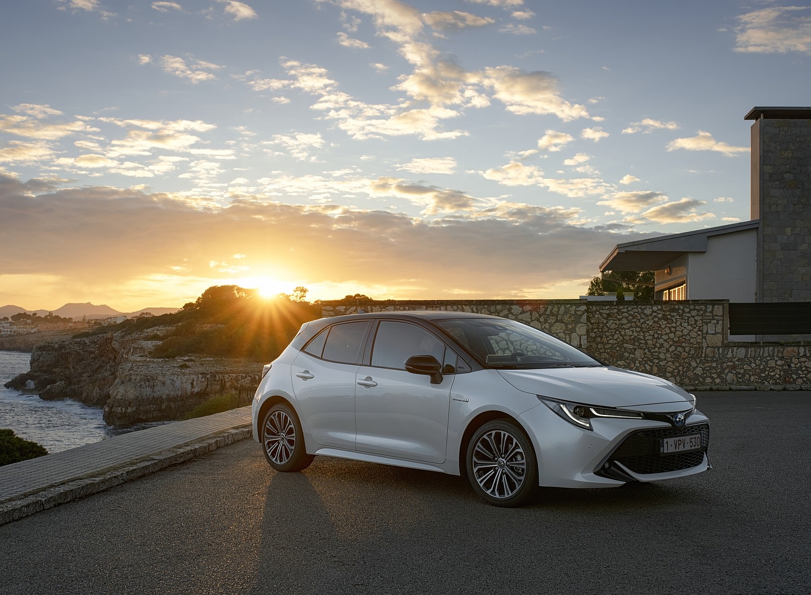 2019 Toyota Corolla Hatchback Hybrid 1.8L White Bitone (EU-Spec) Front Three-Quarter Wallpapers #60 of 81