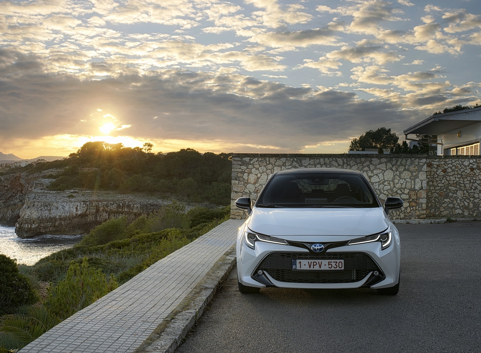 2019 Toyota Corolla Hatchback Hybrid 1.8L White Bitone (EU-Spec) Front Wallpapers #61 of 81