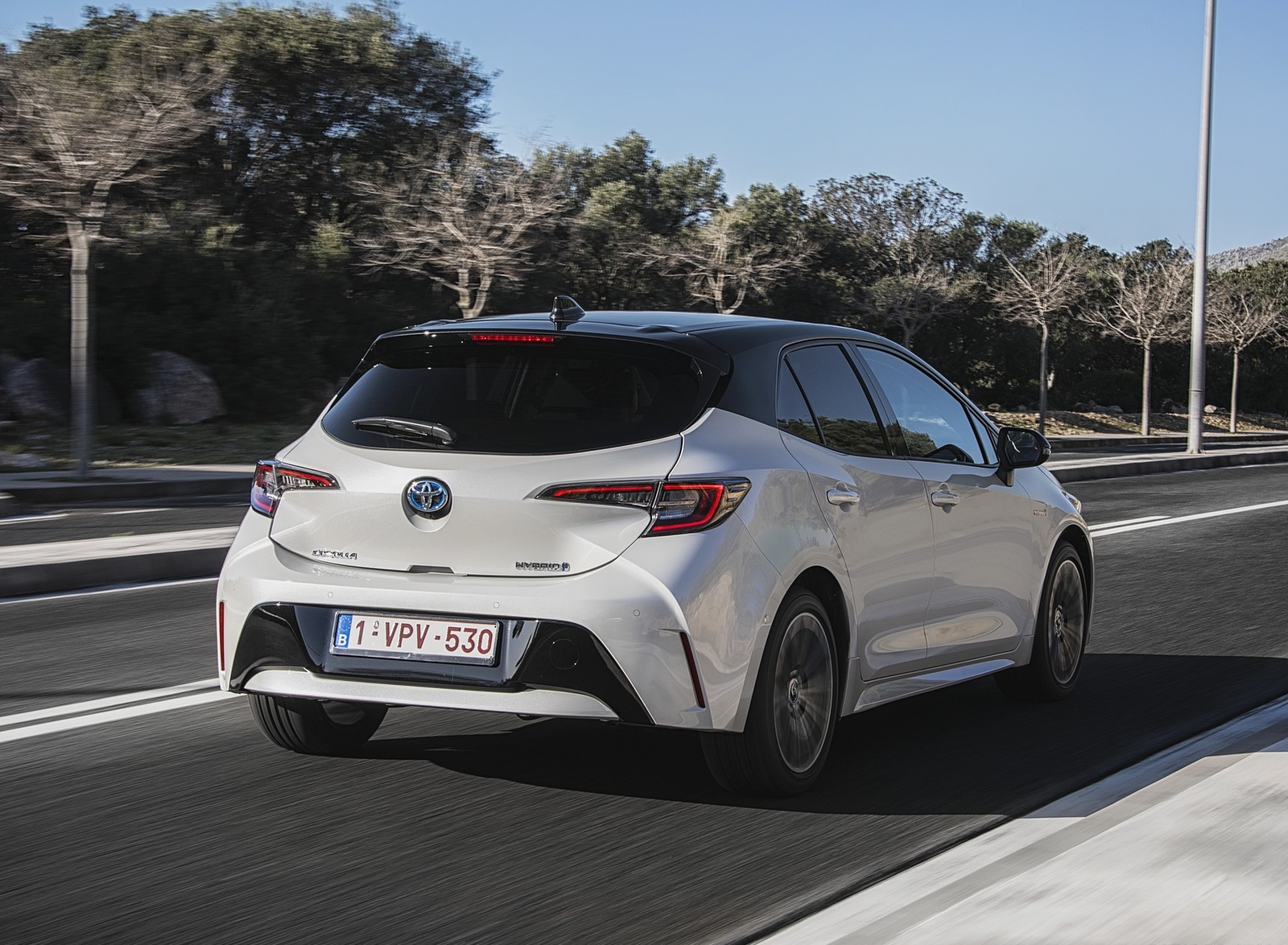 2019 Toyota Corolla Hatchback Hybrid 1.8L White Bitone (EU-Spec) Rear Three-Quarter Wallpapers #50 of 81