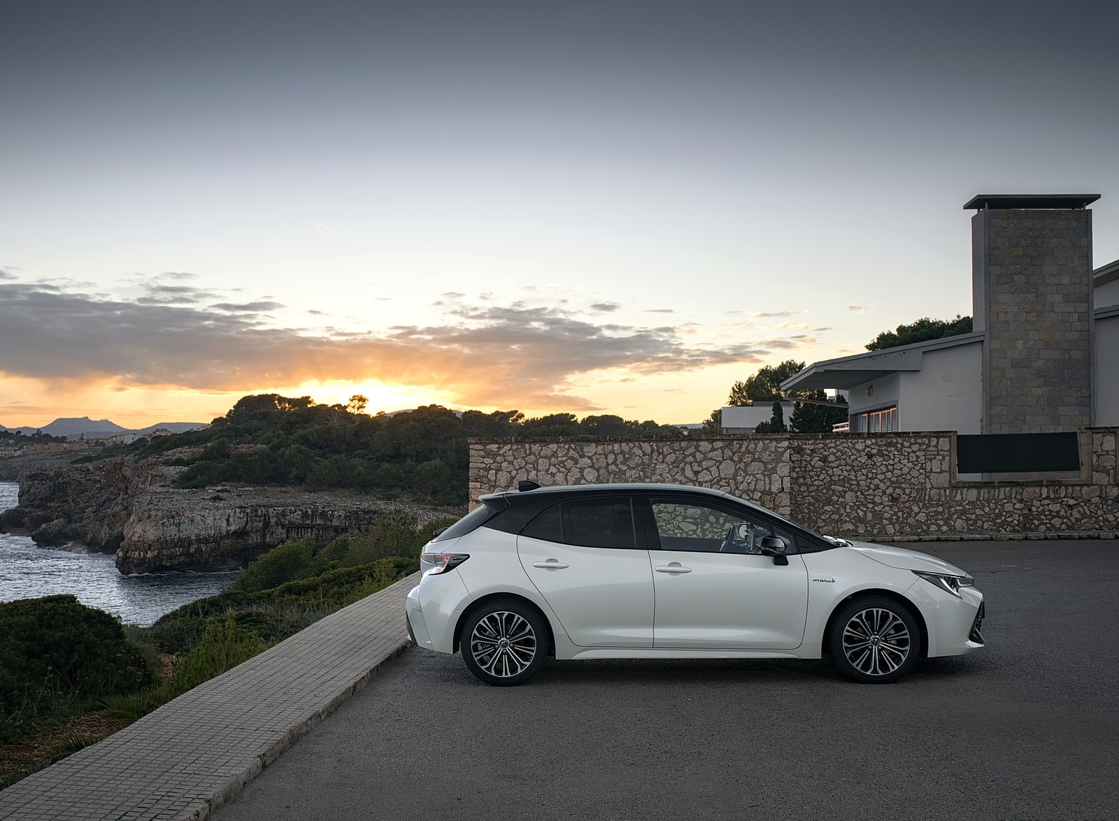2019 Toyota Corolla Hatchback Hybrid 1.8L White Bitone (EU-Spec) Side Wallpapers #63 of 81