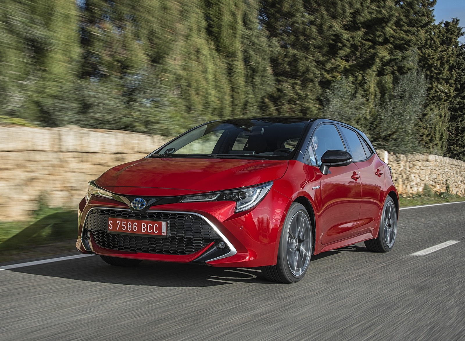 2019 Toyota Corolla Hatchback Hybrid 2.0L Red bitone (EU-Spec) Front Three-Quarter Wallpapers (7)