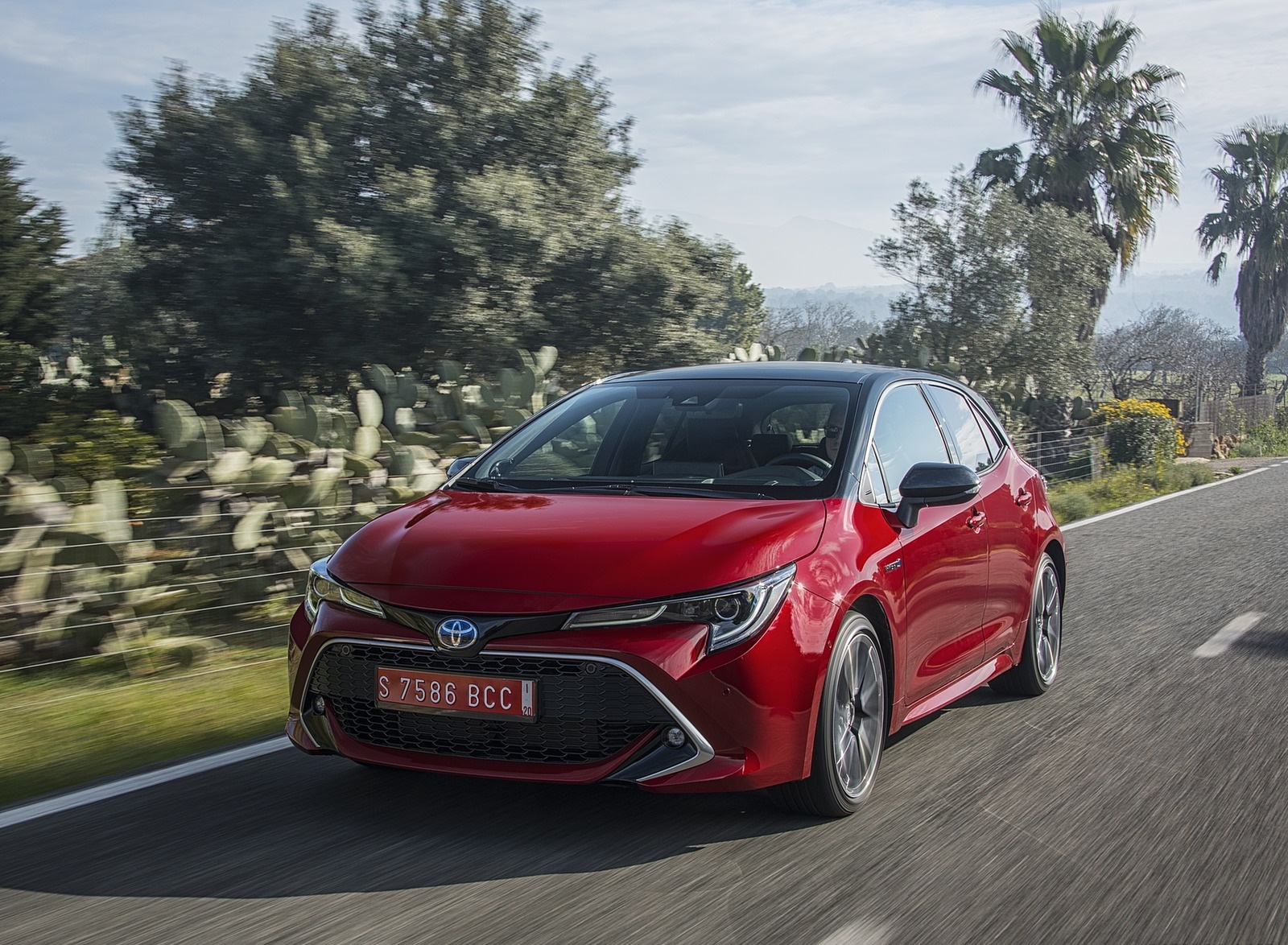 2019 Toyota Corolla Hatchback Hybrid 2.0L Red bitone (EU-Spec) Front Three-Quarter Wallpapers #8 of 81