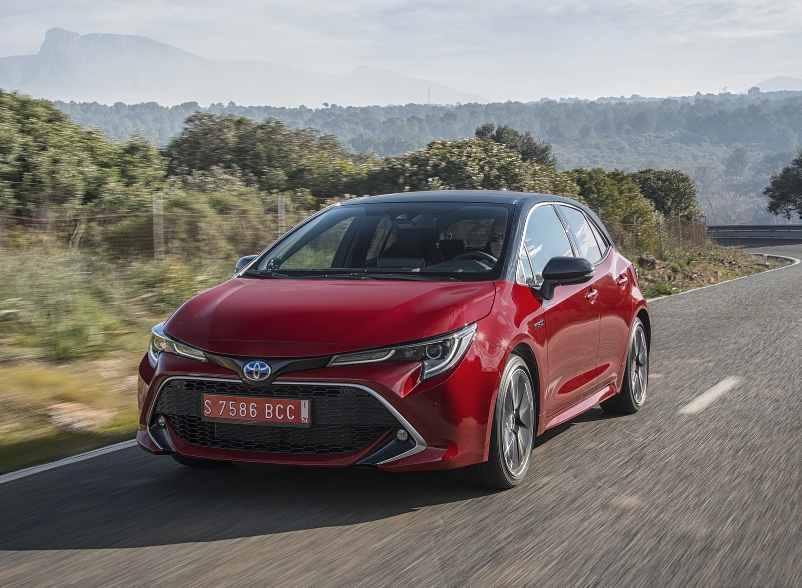 2019 Toyota Corolla Hatchback Hybrid 2.0L Red bitone (EU-Spec) Front Three-Quarter Wallpapers (9)