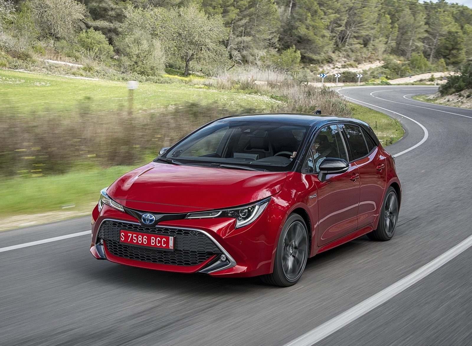 2019 Toyota Corolla Hatchback Hybrid 2.0L Red bitone (EU-Spec) Front Three-Quarter Wallpapers (10)