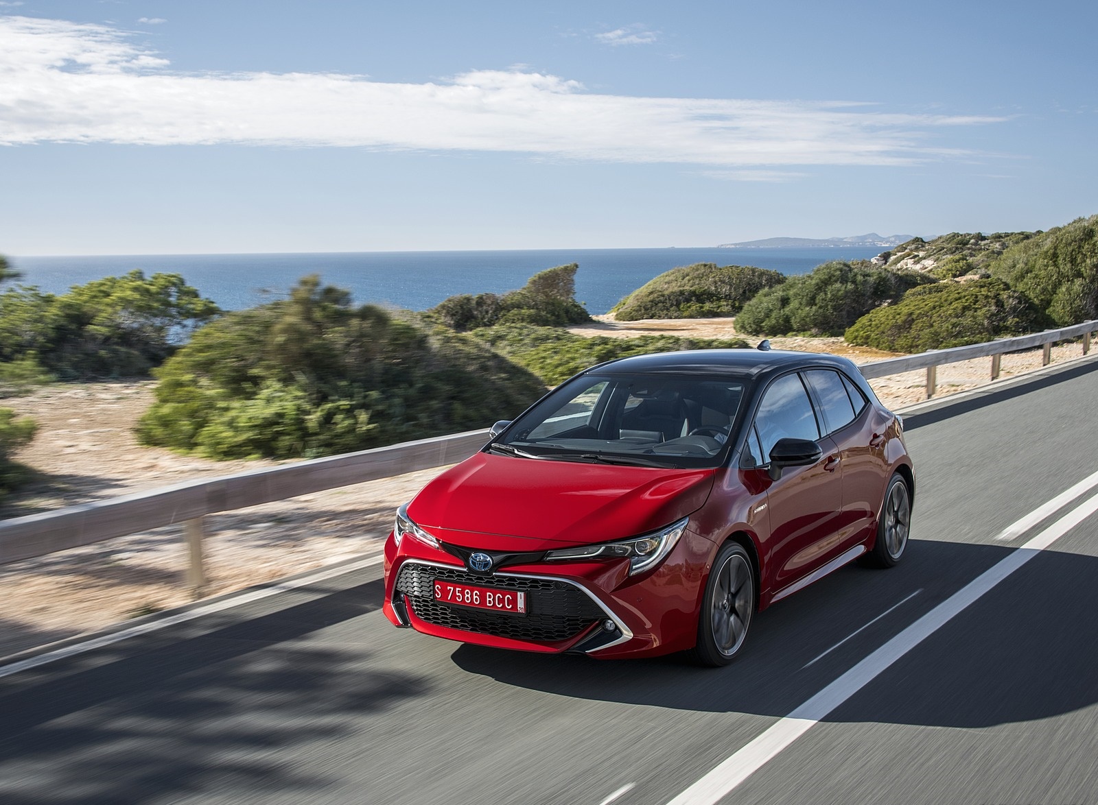 2019 Toyota Corolla Hatchback Hybrid 2.0L Red bitone (EU-Spec) Front Three-Quarter Wallpapers #13 of 81