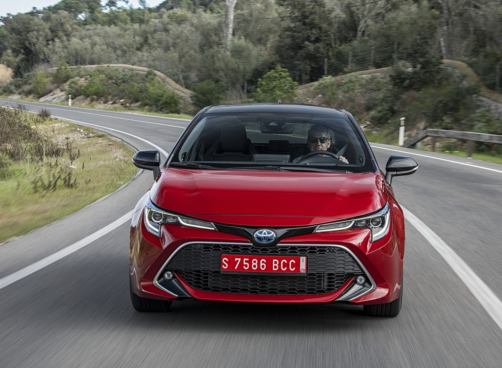 2019 Toyota Corolla Hatchback Hybrid 2.0L Red bitone (EU-Spec) Front Wallpapers #1 of 81