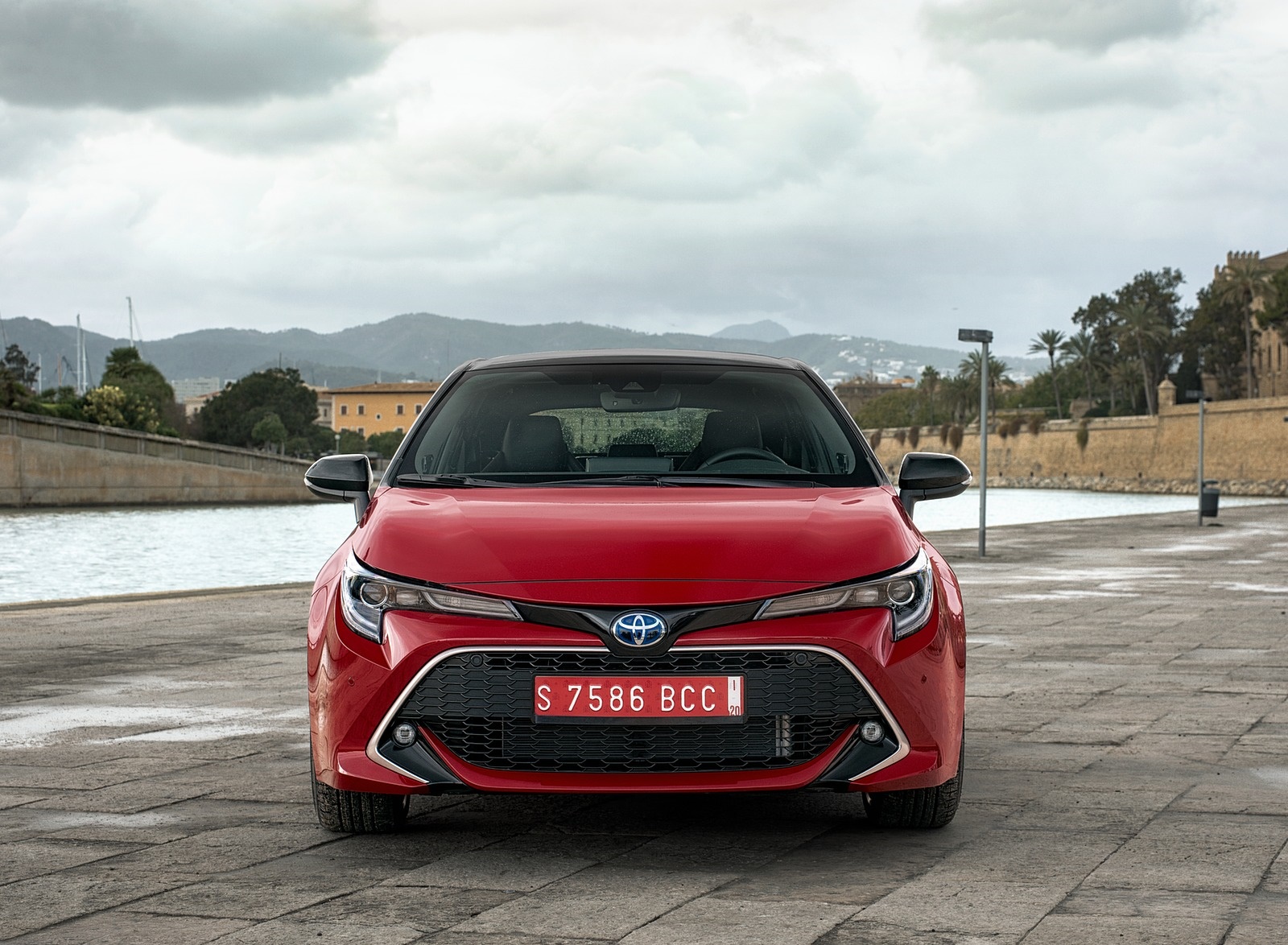 2019 Toyota Corolla Hatchback Hybrid 2.0L Red bitone (EU-Spec) Front Wallpapers #31 of 81