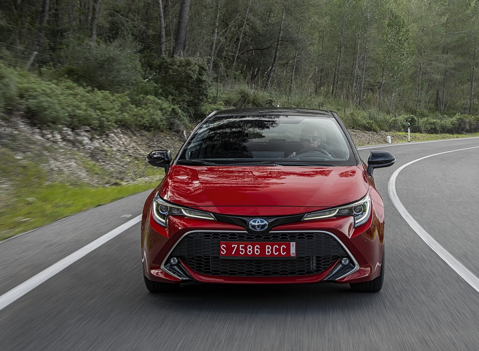 2019 Toyota Corolla Hatchback Hybrid 2.0L Red bitone (EU-Spec) Front Wallpapers #15 of 81