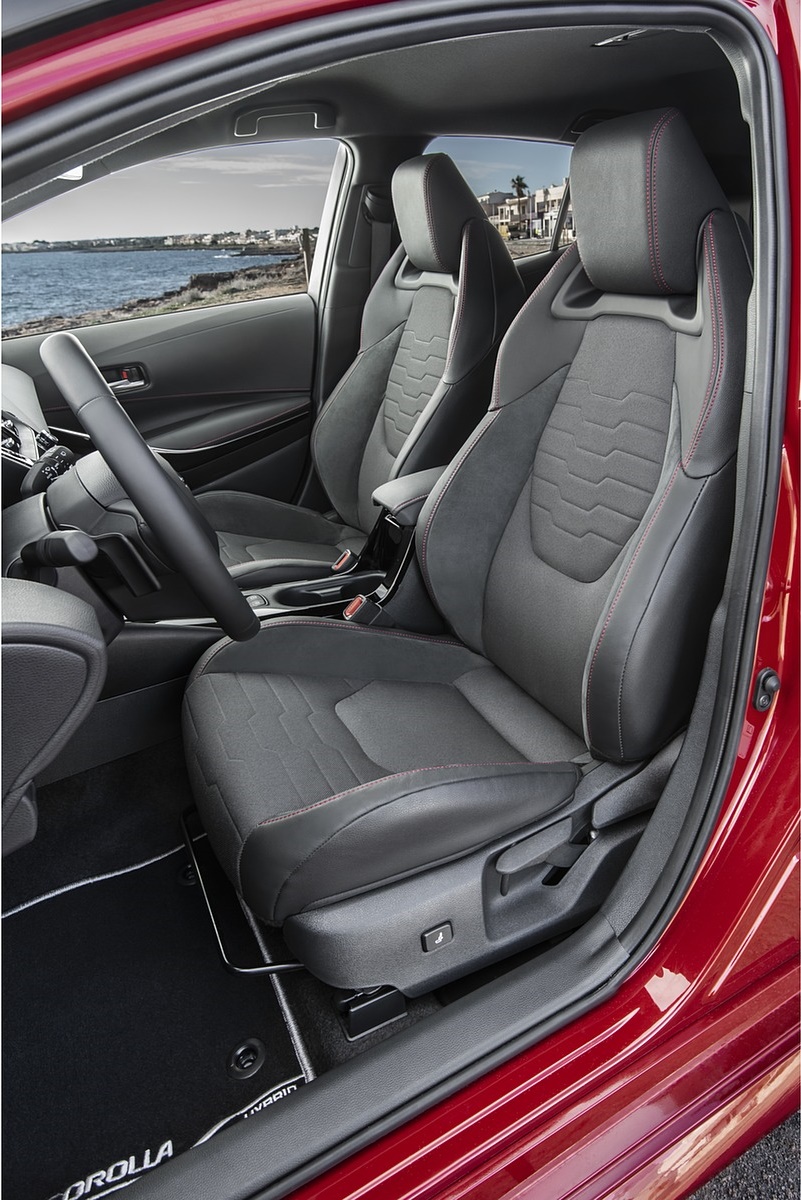 2019 Toyota Corolla Hatchback Hybrid 2.0L Red bitone (EU-Spec) Interior Front Seats Wallpapers #44 of 81
