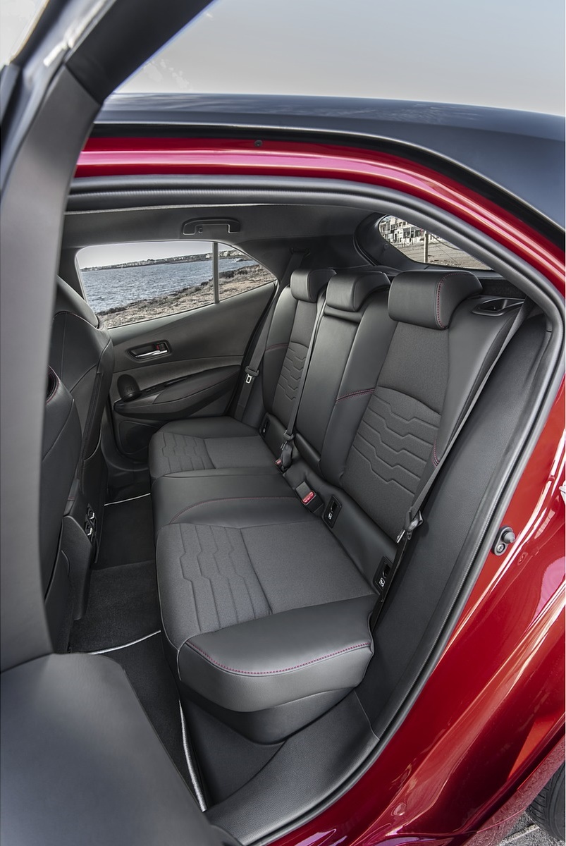 2019 Toyota Corolla Hatchback Hybrid 2.0L Red bitone (EU-Spec) Interior Rear Seats Wallpapers #43 of 81
